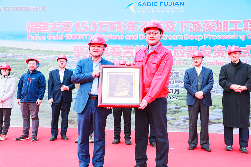 傅峻松向张化机颁发了荣誉奖牌 傅峻松向张化机颁发了荣誉奖牌