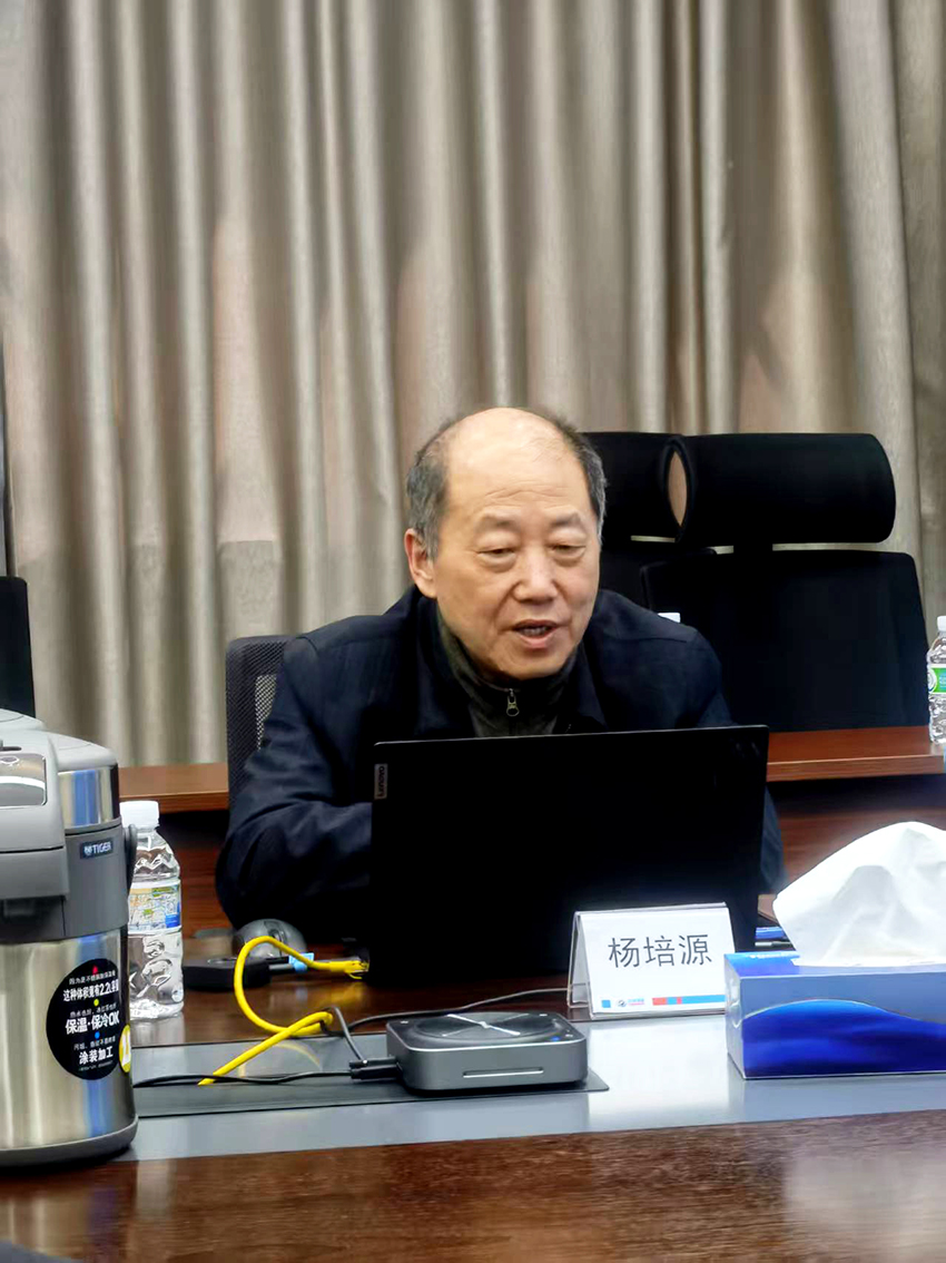 会议邀请原静安区副区长、市委巡视组副组长杨培源围绕中央八项规定及其实施细则的主要内容、重大意义，作题为“学习贯彻八项规定精神，增强纪律作风意识能力”的专题培训