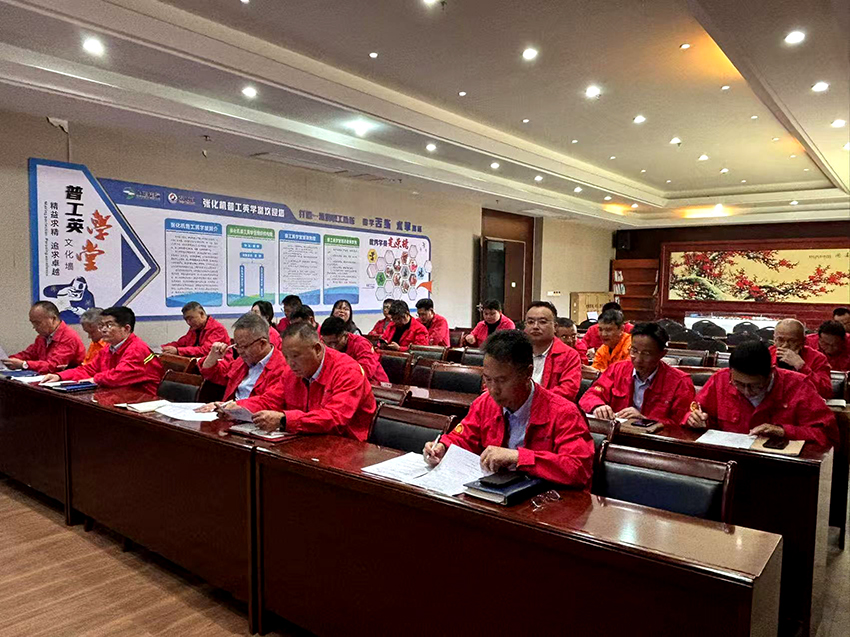 张化机开展深入贯彻中央八项规定精神学习教育专题辅导的现场照片（1）