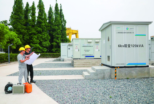 工作人员正在项目现场进行设备检查 工作人员正在项目现场进行设备检查