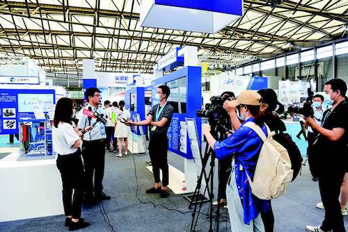 产业负责人在现场接受多家媒体采访 产业负责人在现场接受多家媒体采访